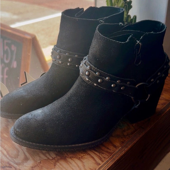 Elegant Black Ankle Boots with Studded Detail - Picture 1 of 7